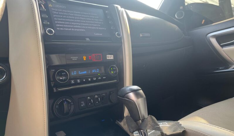 TOYOTA HILUX SW4 2.8 D-4D TURBO DIESEL DIAMOND 7L 4X4 AUTOMÁTICO full